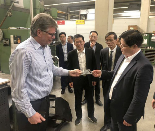 蔣亞龍陪同興化市政府辦及興化市代表考察團參觀考察東華德國公司。