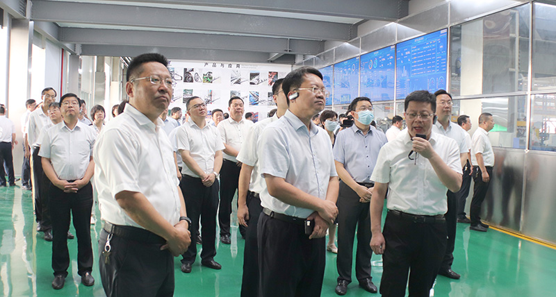 劉漢梅副市長一行八十多人到東華興化公司觀摩指導